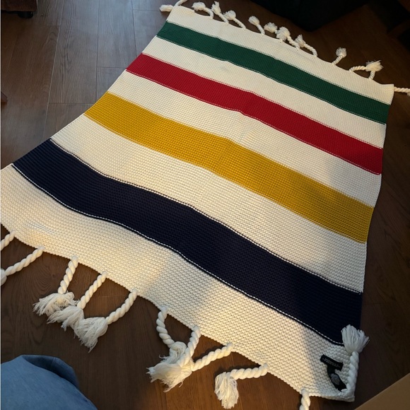 Hudson’s Bay Company- Knit throw blanket - Picture 2 of 7